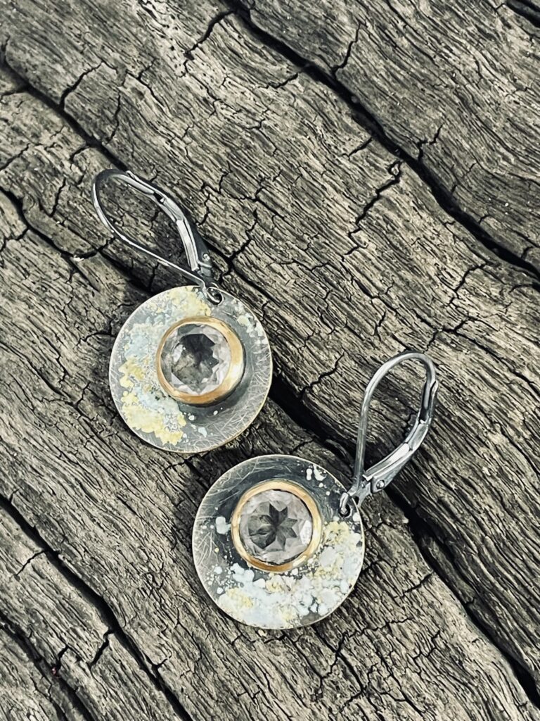 vee särava puudutuse jälg iidsetel kividelDiana Dello Jewelry